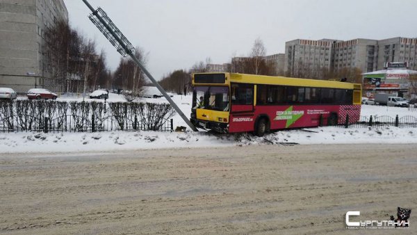 В Сургуте автобус с пассажирами врезался в фонарный столб