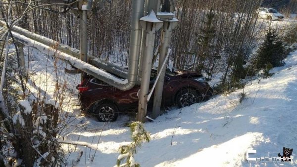 От удара — в кювет. В аварии на трассе в Югре пострадали трое человек