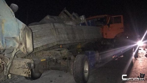 В Югре на трассе столкнулись два КамАЗа с полуприцепами