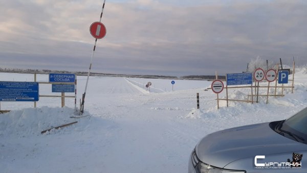В Югре на переправе многотонный грузовик провалился под лед