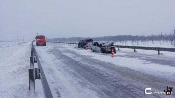 На трассе в Югре ВАЗ столкнулся с КамАЗом и «Тойотой», пострадали два человека