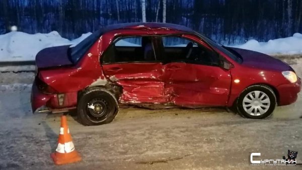 Развернулся. В аварии на трассе в Югре пострадали водители двух автомобилей