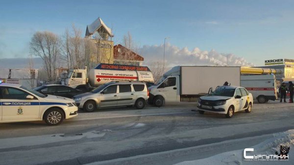 Одно – хорошо, а два – хуже. В Сургуте за утро произошло сразу два ДТП на одной улице