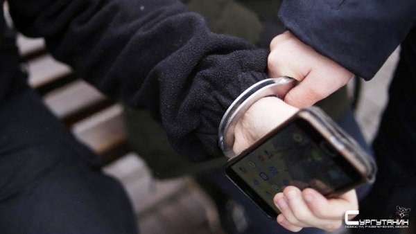 В Югре полицейские раскрыли квартирную кражу по навигации в телефоне