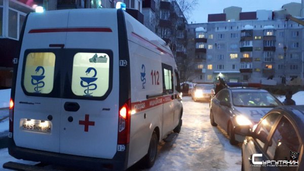 На волосок от смерти. Во дворе сургутской многоэтажки ребенок угодил под колеса машины