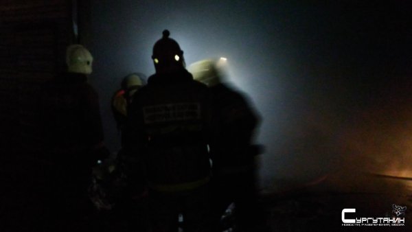 Едва потушили. В Сургуте на тушение пожара в квартире пришлось активизировать 26 пожарников