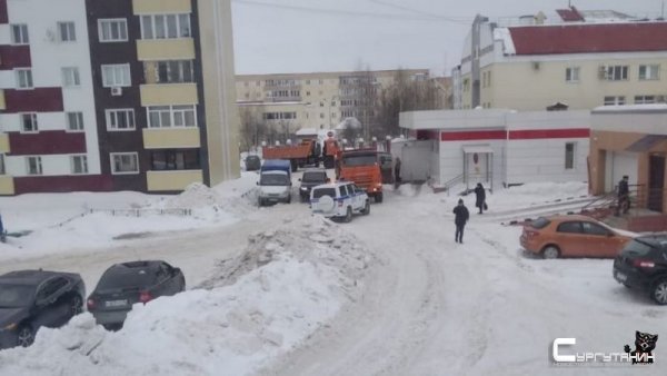 В Югре КамАЗ задавил женщину на территории детского сада