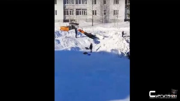 Опасные игры. Забыв про ТБ, югорчане гуляют с детьми близ работающего грейдера
