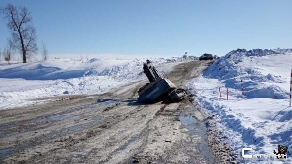В Югре на ледовой переправе едва не утонул экскаватор