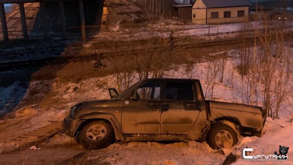В Югре внедорожник врезался в ограждение и слетел с моста