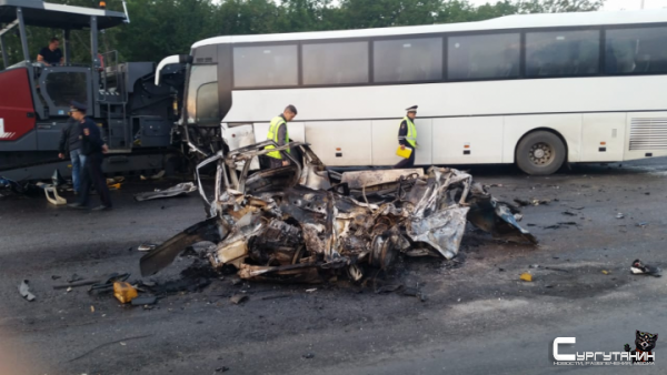 Автобус и легковушка загорелись в Екатеринбурге после ДТП