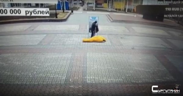 У голодающего нефтеюганца прямо на площади украли ботинки