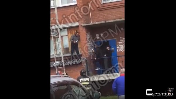 В Югре неадекватный мужчина с ножом нападал на полицейских