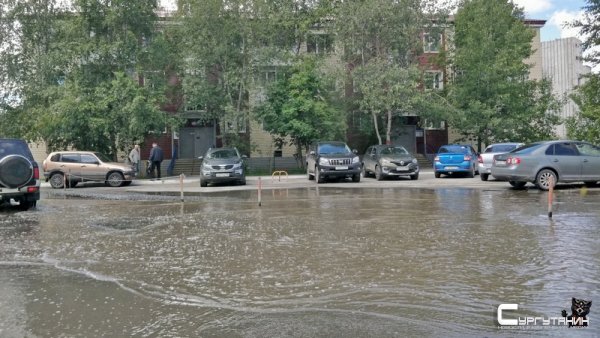 В Сургуте дворы многоэтажных домов превратились в настоящие моря