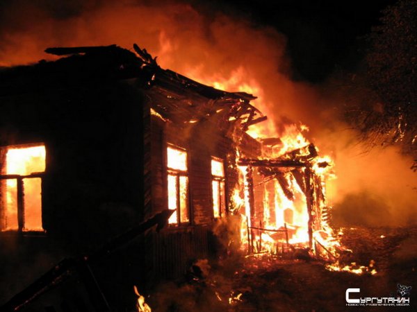 В одном из дачных кооперативов Сургута дотла сгорел дом и тем самым оставил семью с детьми на улице