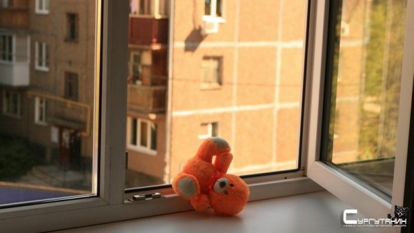 В минуте от трагедии. В Югре спасли жизнь малыша, который оказался на карнизе