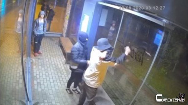 Полиция Сургута ищет вандалов обрисовавших остановку