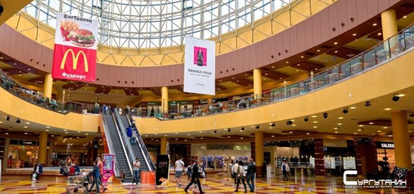 В сургутском торговом центре второй день подряд проходит экстренная эвакуация