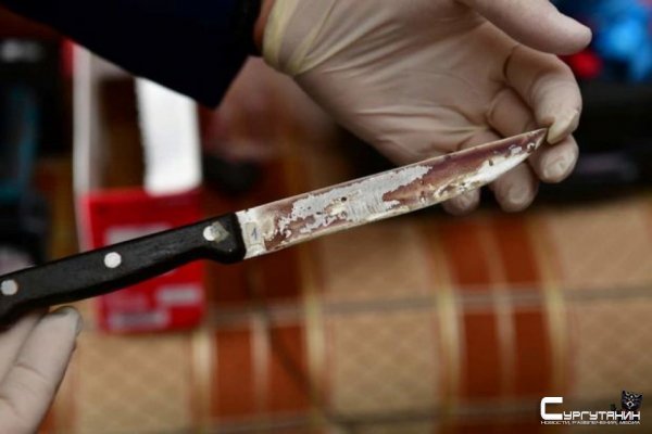 В Сургуте неадекватный мужчина едва не зарезал двух молодых людей