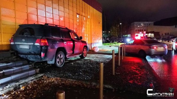 Заднеприводная. В Сургуте автоледи  протаранила автомобиль, а после припарковалась в магазине