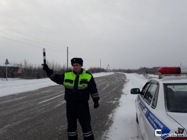 В Югре сотрудники ДПС помогли починить автобус, заглохший по дороге из Омска