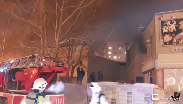 Ремонту не подлежит. В Сургуте почти дотла сгорел бывший кинотеатр «Аврора»