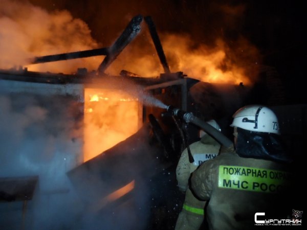 В Сургуте сгорел гараж с экскаваторами и  бульдозерами