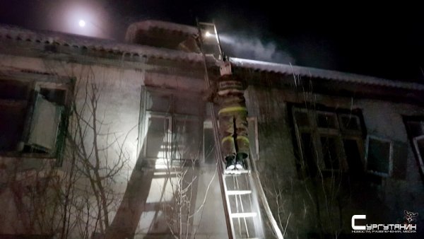 «Еще минута — и было бы поздно»: в Югре пожарные вытащили из огня двух человек