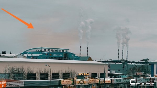 Над сургутской ГРЭС возвысилось желтое облако