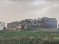 Контейнеровоз Ever Given сняли с мели в Суэцком канале