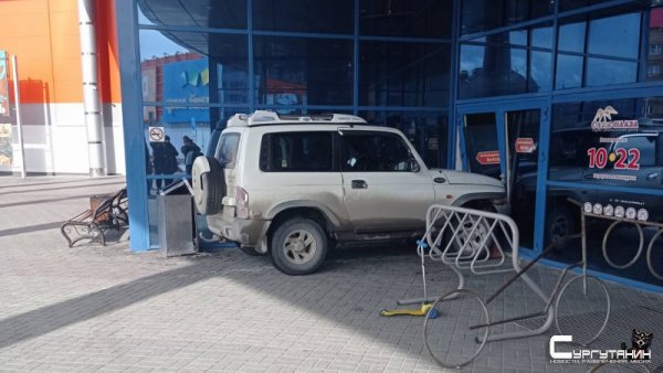 Соскучилась по хозяину. Машина без водителя взяла на таран ТЦ в Югре