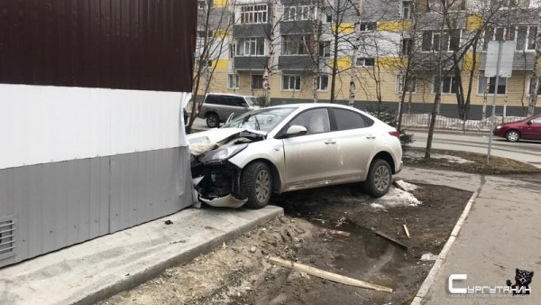 В Сургуте молодая девушка «припарковала» свой автомобиль прямо в пятиэтажном доме