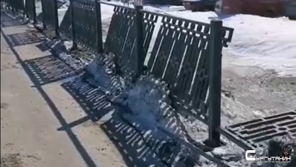 Вот это качество! Жители Сургута раскритиковали развалившийся  забор, который местные власти поставили менее полугода назад