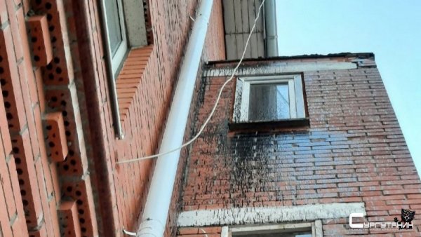 В Югре во время ремонта крыши дома у жильцов почернели окна и балконы