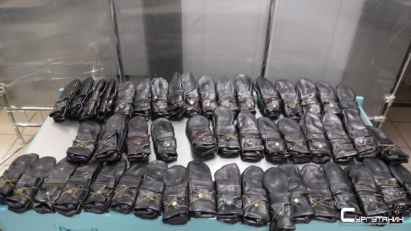 В аэропорту Сургута поймали контрабандиста пытавшегося провезти в город 15 кг поддельной обуви
