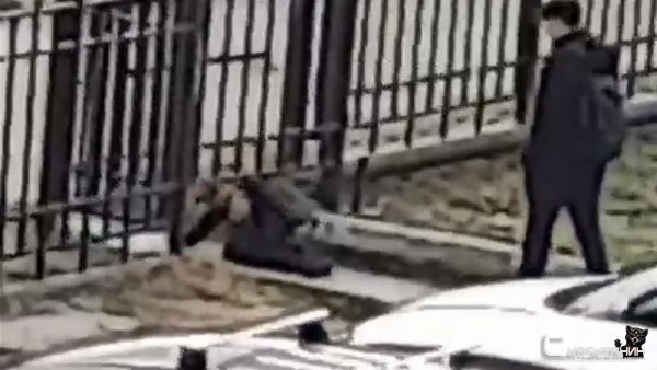 В Югре школьники перелезают через забор, чтобы попасть в школу