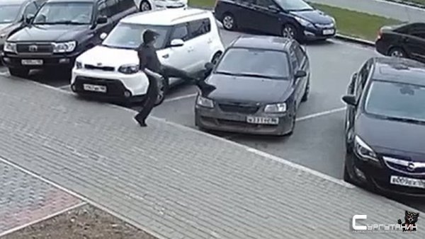 В Сургуте неадекватный молодой человек пытался потоптать припаркованные автомобили