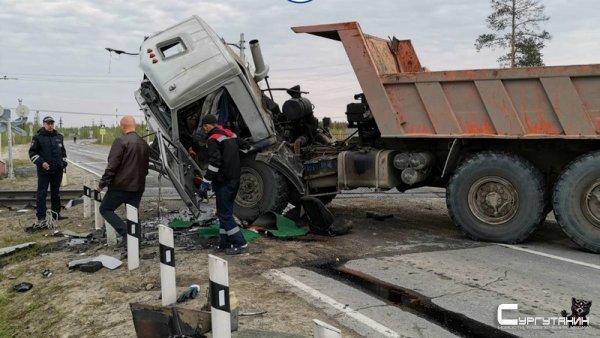 В Югре поезд столкнулся с грузовиком. Пострадал водитель автомобиля