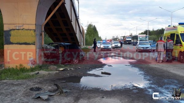 Травмы не совместимые с жизнью. В Сургуте легковушка протаранила опору моста