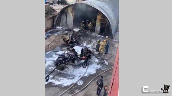 В Сургуте выгорел ангар с техникой