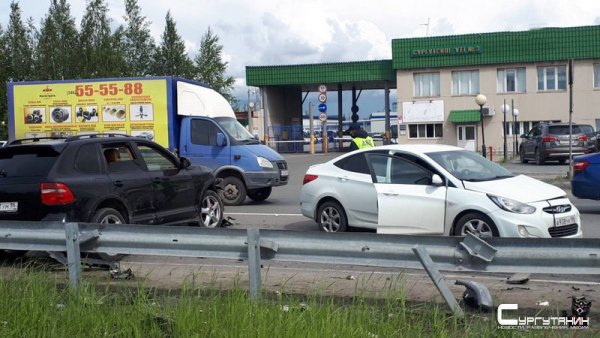 Поворот не туда. В Сургуте из-за опасного маневра произошло ДТП с пострадавшими