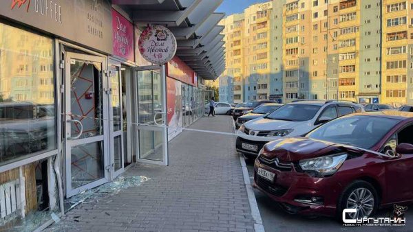В Сургуте автоледи влетела на своем автомобиле прямо в кофейню