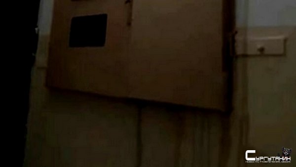 В одной из многоэтажек Сургута новенькая крыша не выдержала дождя и полила весь дом изнутри