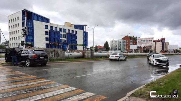 В Сургуте пьяный таксист протаранил дорогой внедорожник