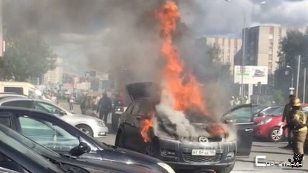 В Сургуте посреди дня вновь дотла сгорел автомобиль