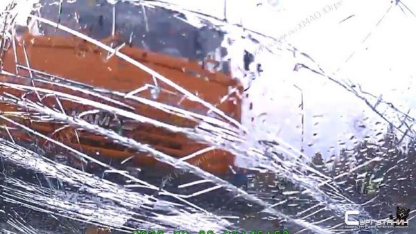 Наехал по полной. Пьяный водитель КАМАЗа в Югре раздавил машину ДПС