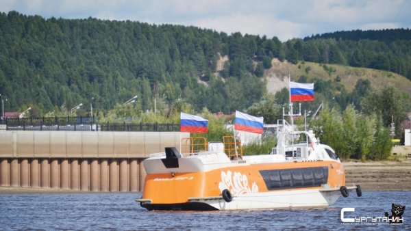 Зрелищное событие в честь флага России: парад югорских судов