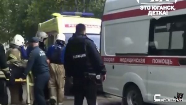 Из пожара в югорской многоэтажке спасли 20 человек, один прыгнул из окна