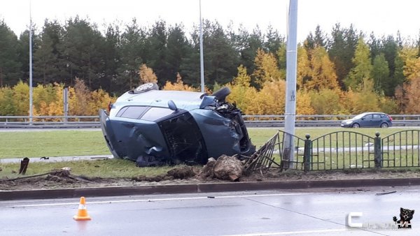 Водитель иномарки в Сургуте не справился с управлением и совершил кульбит на дороге