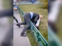 Охранник школы в Тюмени набросился на школьницу: нервы не выдержали